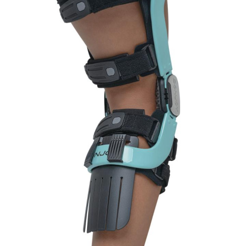 DonJoy Defiance® Pro individualiai gaminamas kelio įtvaras, OA reguliuojamas šarnyras
