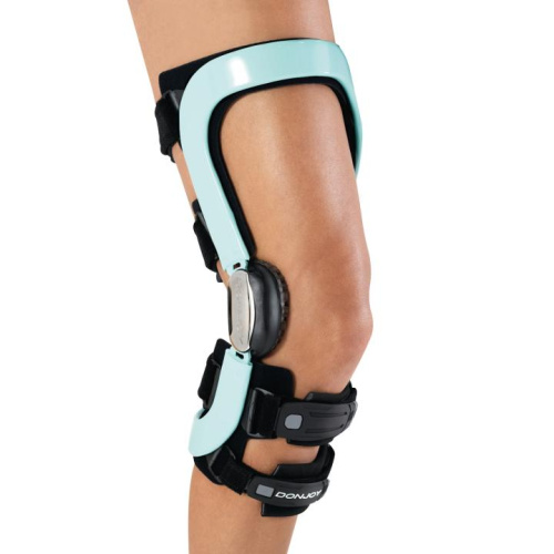 DonJoy Defiance® Pro individualiai gaminamas kelio įtvaras, žemo profilio šarnyras
