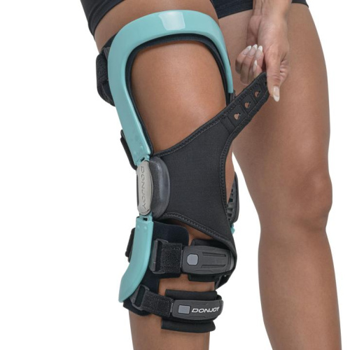 DonJoy Defiance® Pro individualiai gaminamas kelio įtvaras, žemo profilio šarnyras